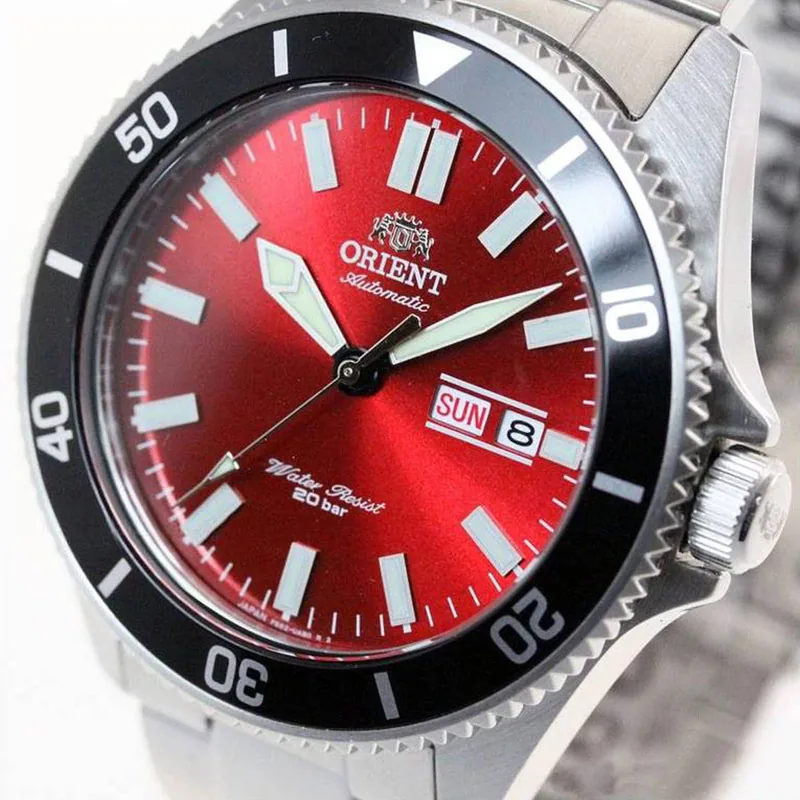 Orient RA-AA0915R — красный циферблат под углом