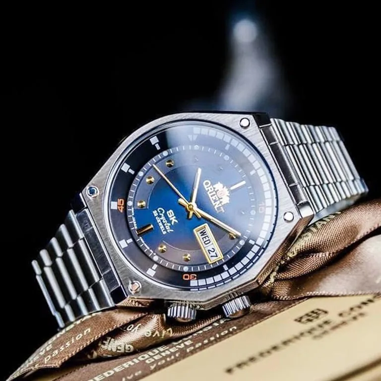 Orient RA-AA0B03L — студийный снимок