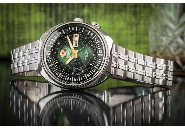 Orient RA-AA0E02E — студийный снимок