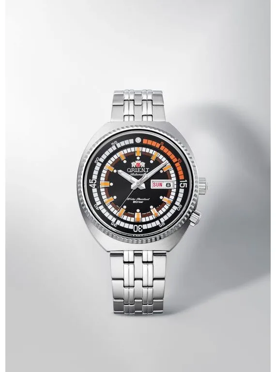 Orient RA-AA0E05B — студийный снимок