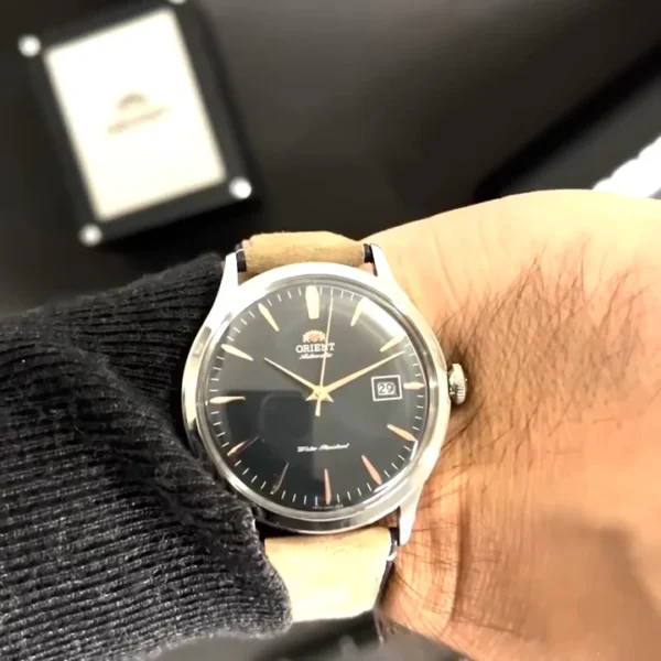 Orient Bambino 42 RA-AC0P02L — на запястье Orient Bambino 42 RA-AC0P02L — тёмно-синие часы на запястье