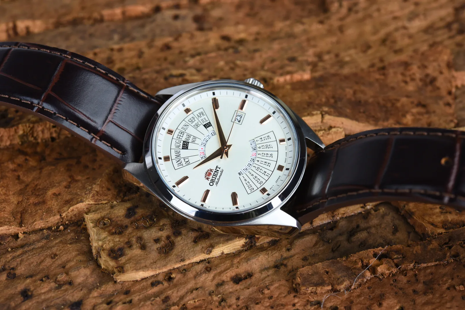 Orient RA-BA0005S — студийный снимок