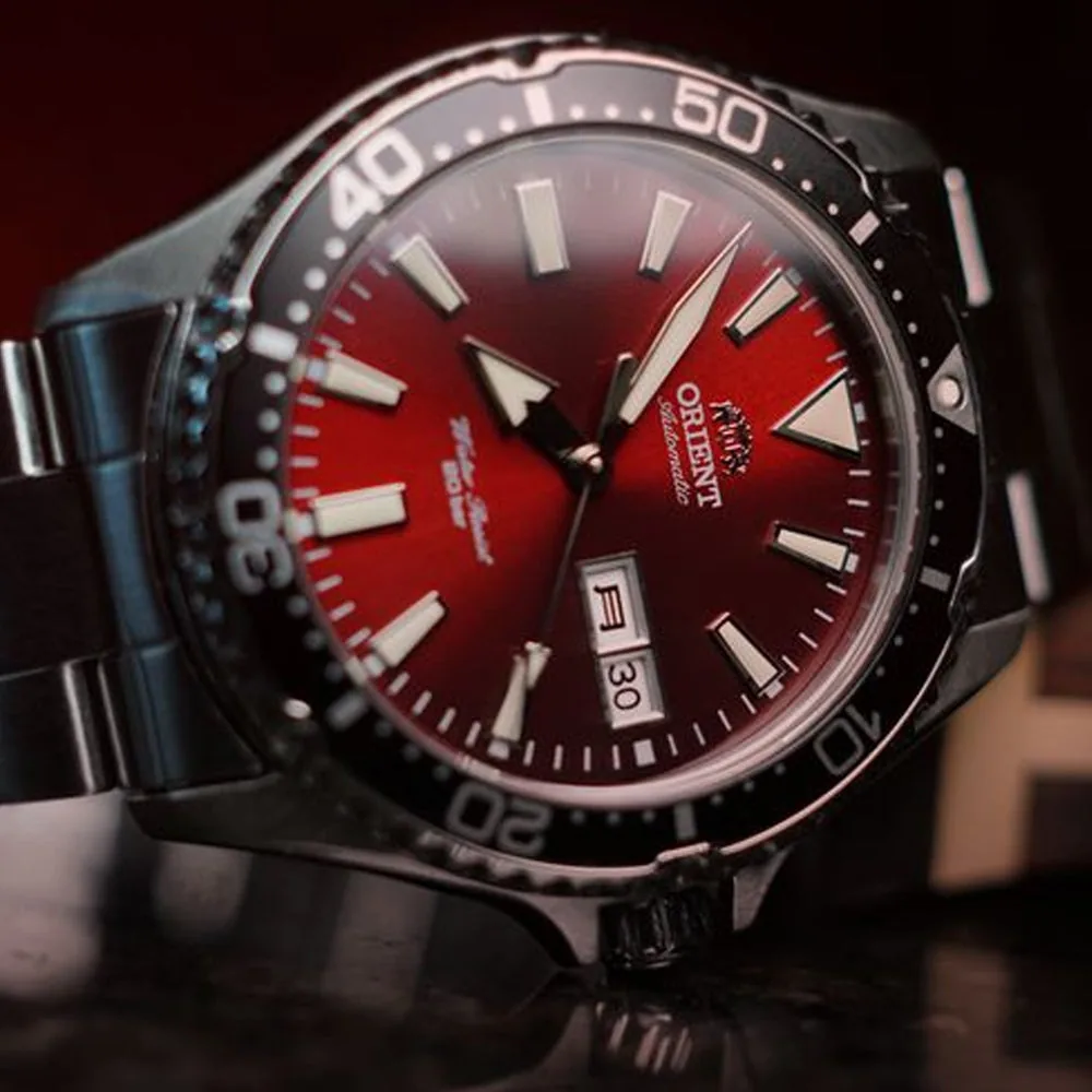 Orient RA-AA0003R — красный циферблат в предметной композиции