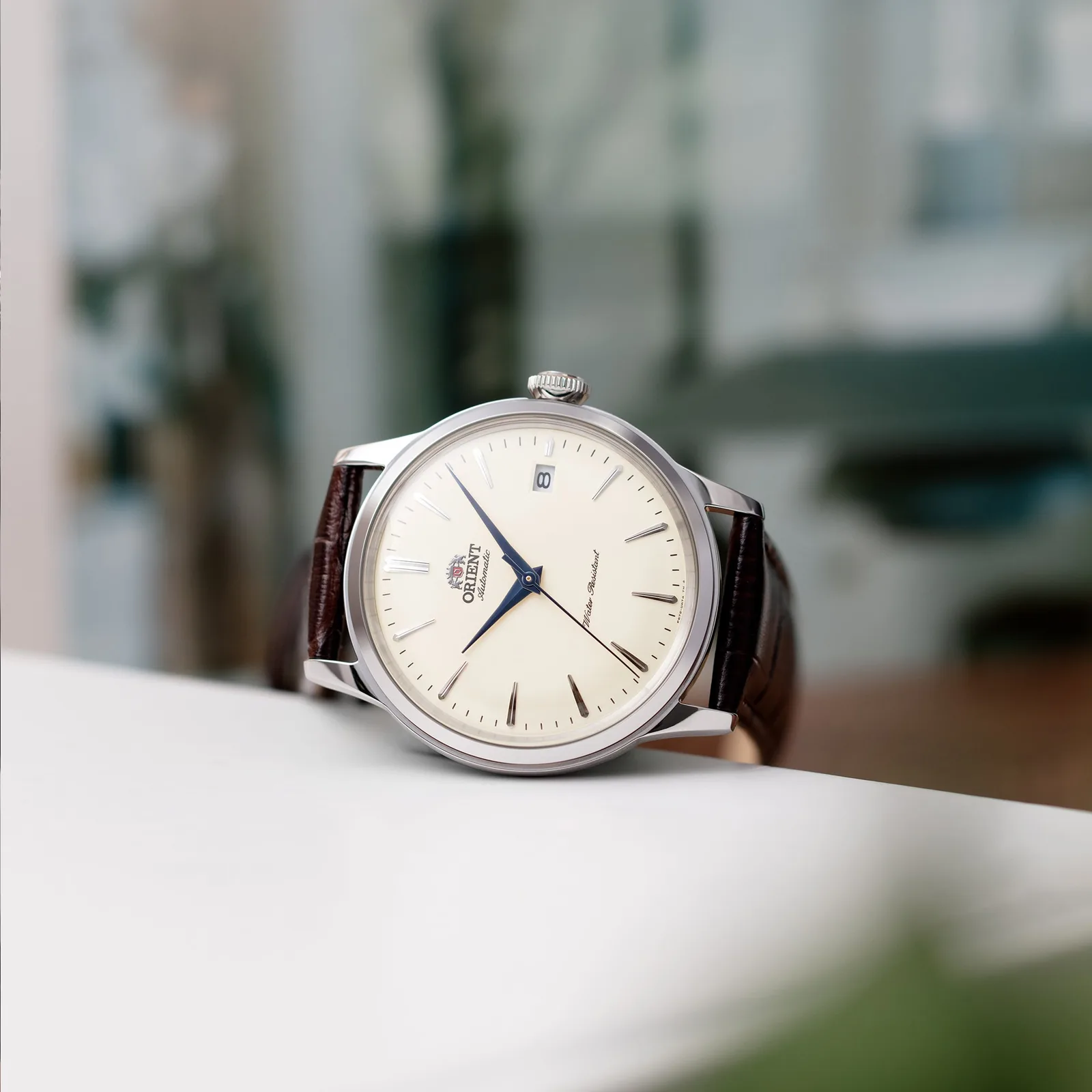 Orient RA-AC0M04Y — часы в предметной композиции