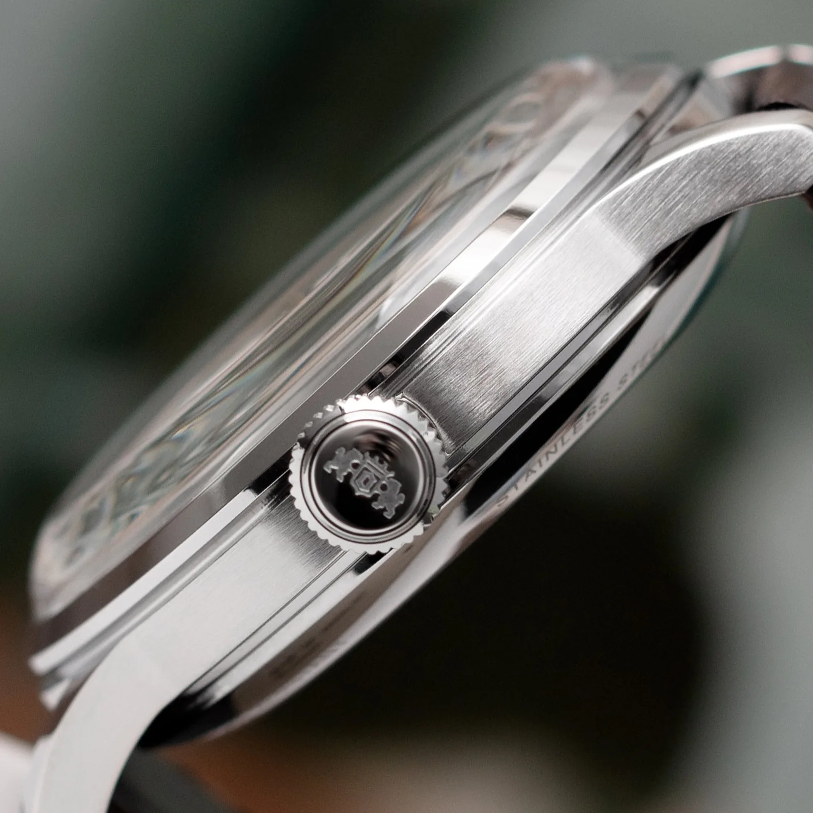 Orient RA-AC0M04Y — корпус и выпуклое стекло сбоку