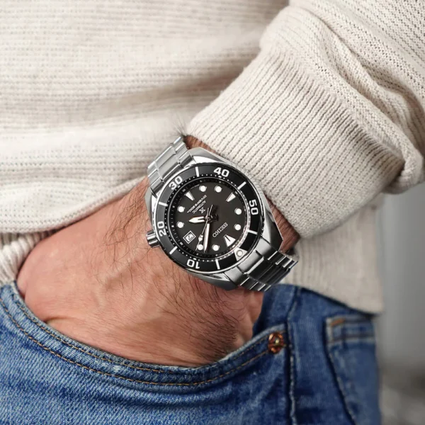 Seiko Prospex Sumo SPB101J1 на запястье — чёрный циферблат в повседневном образе