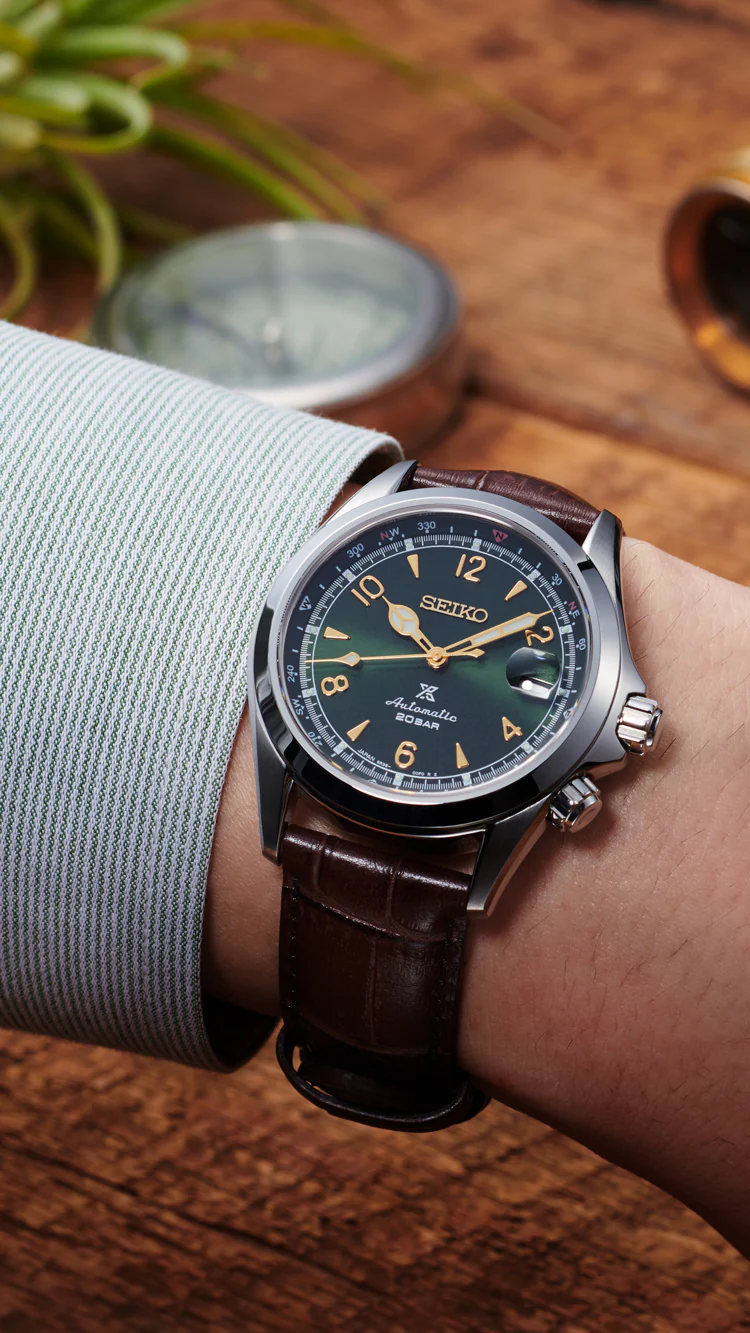 Seiko Prospex Alpinist SPB121J1 на запястье — лайфстайл кадр с зелёным циферблатом