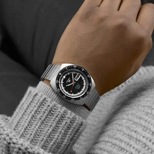 Seiko SRPK17K1 55th Anniversary на руке — винтажный корпус и стальной браслет