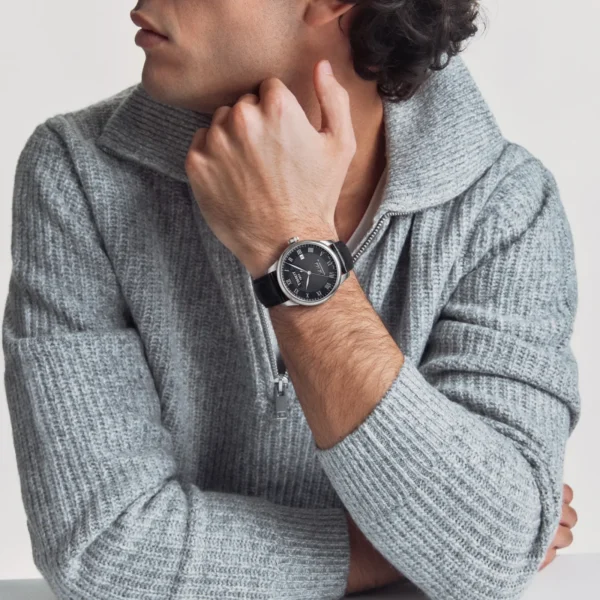 Tissot Le Locle Powermatic 80 T006.407.16.053.00 — на чёрном кожаном ремешке на запястье Tissot Le Locle Powermatic 80 T006.407.16.053.00 — на чёрном кожаном ремешке на запястье