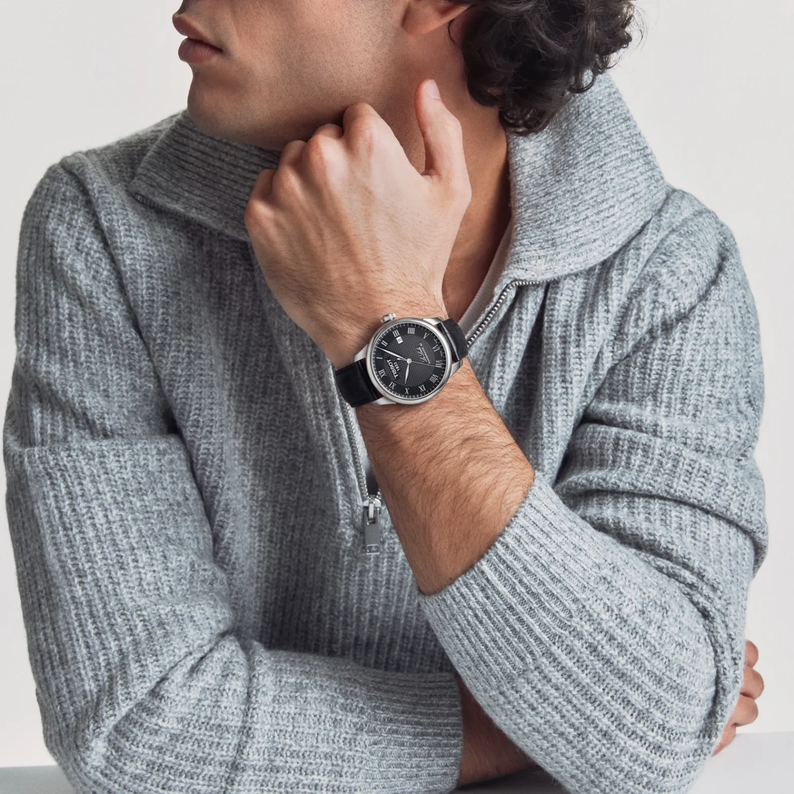 Tissot Le Locle Powermatic 80 T006.407.16.053.00 — на чёрном кожаном ремешке на запястье