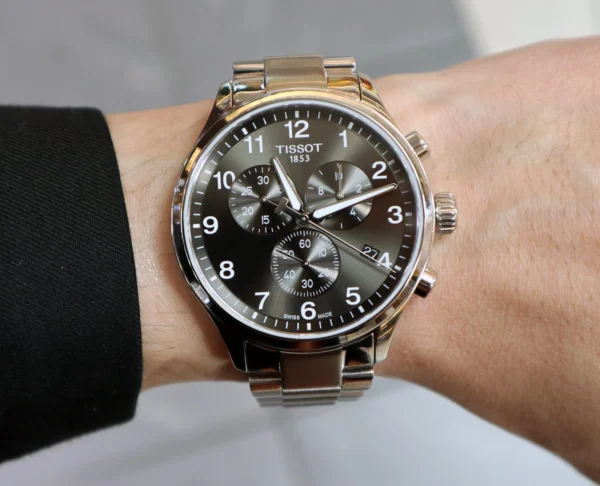 Tissot T116.617.11.057.01 Chrono XL Classic — на запястье Tissot T116.617.11.057.01 Chrono XL Classic с чёрным циферблатом на запястье