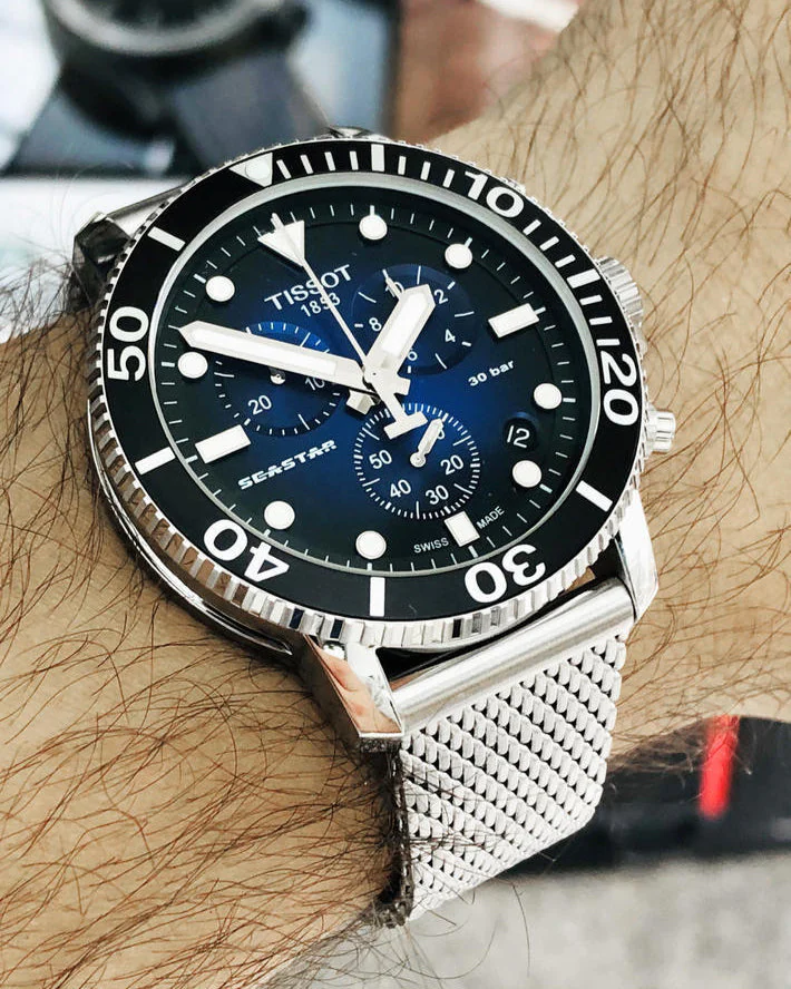 Tissot Seastar 1000 Chronograph T120.417.11.041.02 — на сетчатом браслете на запястье