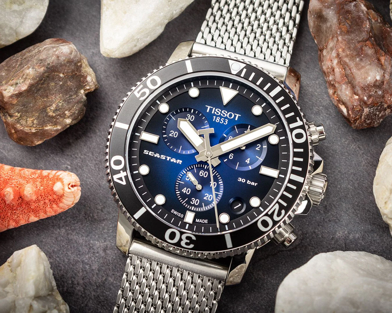 Tissot Seastar 1000 Chronograph T120.417.11.041.02 — синий циферблат и сетчатый браслет в предметной съёмке