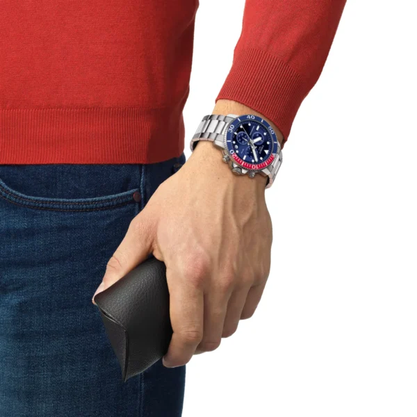 Tissot Seastar 1000 Chronograph T120.417.11.041.03 — с синим циферблатом и красно-синим безелем на запястье Tissot Seastar 1000 Chronograph T120.417.11.041.03 — с синим циферблатом и красно-синим безелем на запястье