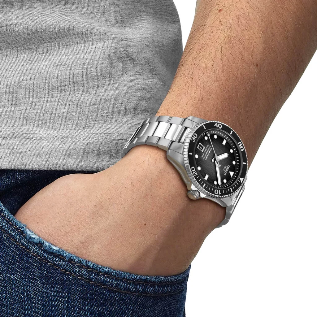 Tissot T120.417.11.051.00 Seastar 1000 Chronograph на запястье, боковой ракурс