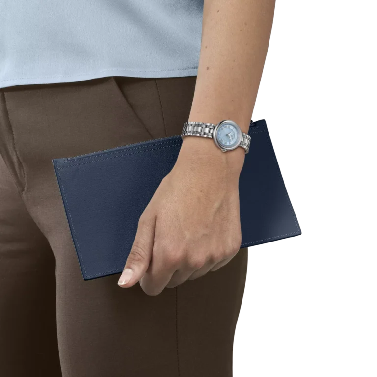 Женские часы Tissot Bellissima с голубым перламутровым циферблатом на запястье