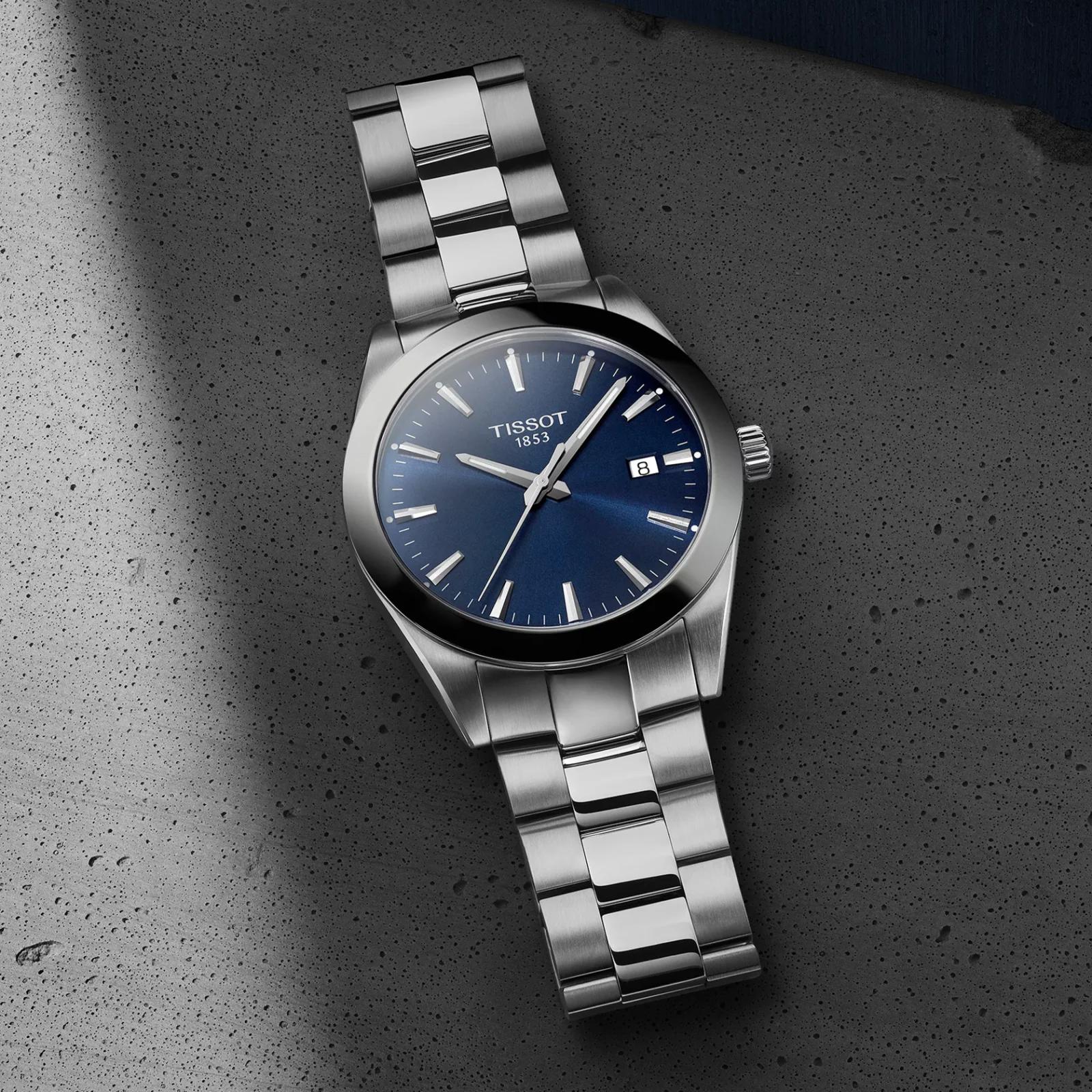 Tissot T127.410.11.041.00 Gentleman — корпус и браслет под углом на сером фоне