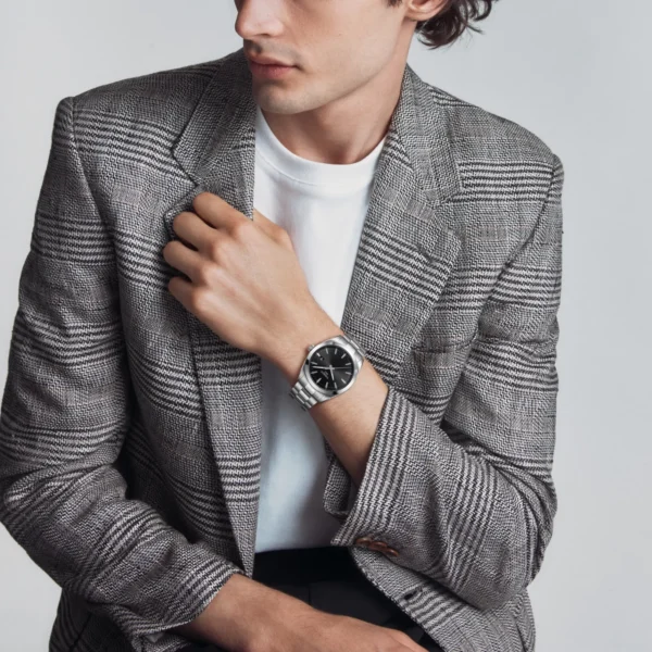 Tissot T127.410.11.051.00 Gentleman с чёрным циферблатом на запястье