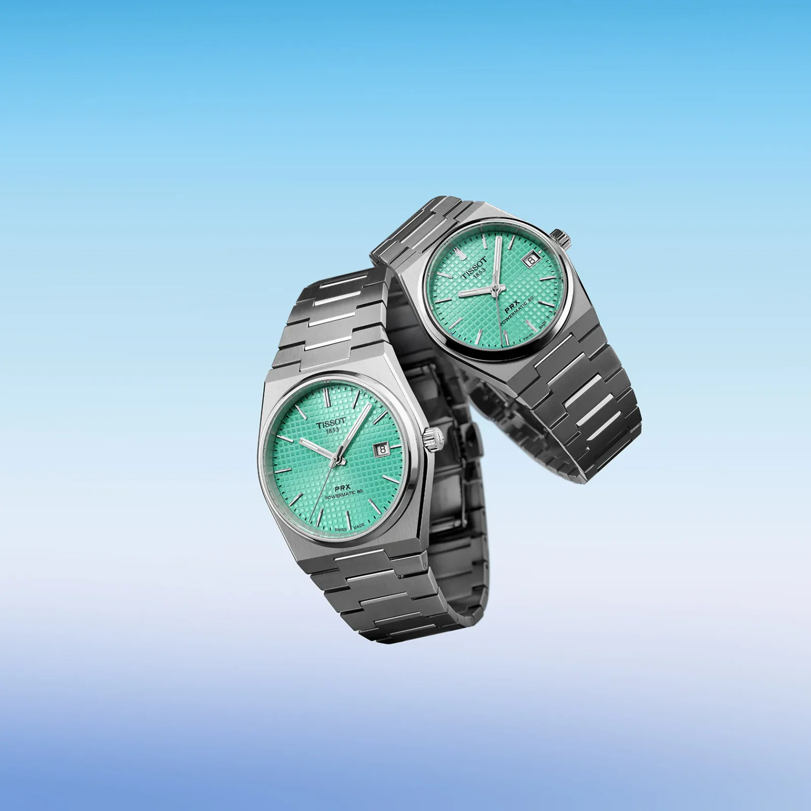 Tissot PRX Powermatic 80 T137.207.11.091.01 — два ракурса светло-зелёных часов на голубом фоне