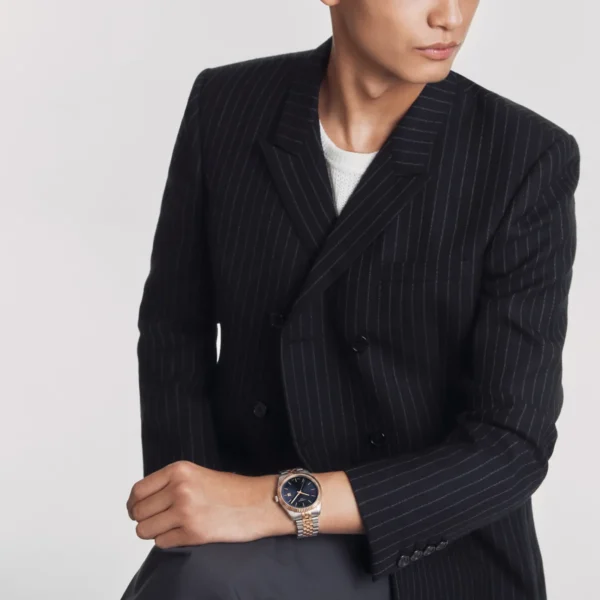 Tissot T156.410.22.041.00 Ballade с синим циферблатом и двухцветным браслетом на запястье Tissot T156.410.22.041.00 Ballade с синим циферблатом и двухцветным браслетом на запястье