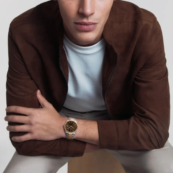 Tissot Ballade Quartz T156.410.22.291.01 — с коричневым циферблатом и двухцветным браслетом на запястье Tissot Ballade Quartz T156.410.22.291.01 — с коричневым циферблатом и двухцветным браслетом на запястье